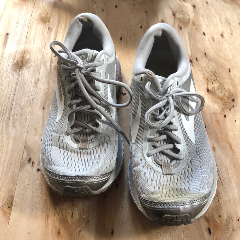 Brooks Ghost 10 Running Shoes in Silver, Grey & White 9